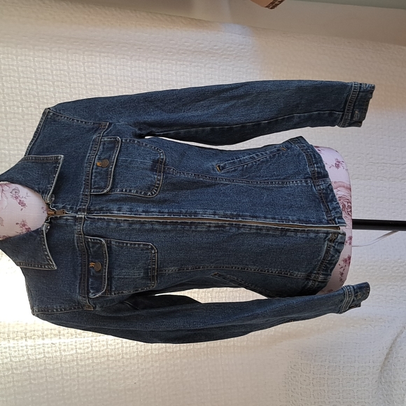 Jones New York Denim Jacket with detachable faux fur collar and cuffs. - Picture 5 of 6